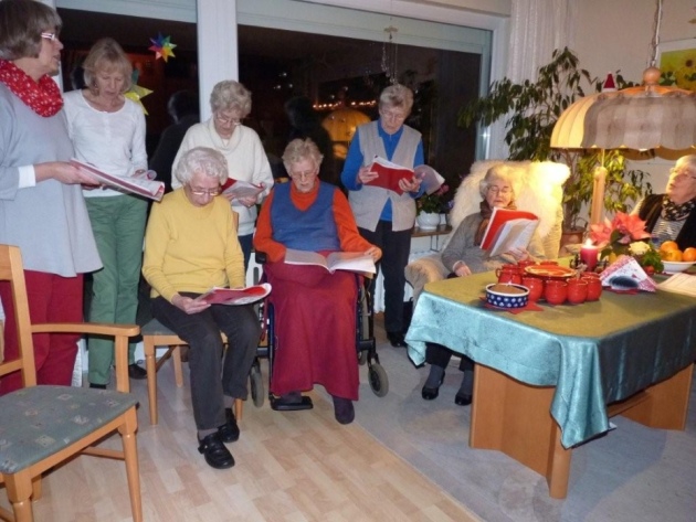 Die Besucher von Annelie Schefe (Mitte) nahmen den Gesang sehr ernst