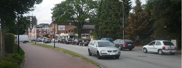 Auf der Hamburger Straße heißt es weiterhin nerven bewahren: Derzeit ist die Fahrbahn in Ulzburg-Mitte halbseitig gesperrt - eine Baustellenampel regelt den Verkehr
