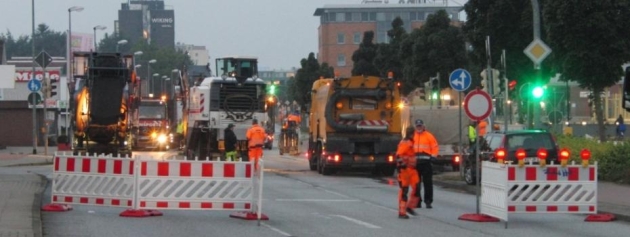 Archivbild aus 2014; damals ebenfalls vom Landesamt für Verkehr angeleierte Sanierung auf Initiative der Ortspolitiker dafür genutzt worden, Fußwege zu verbreitern und zusätzliche Abbiegespuren zu bauen. 