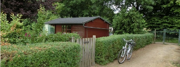Gartenhäuschen im Henstedt Kleingartenverein - die Regenrinne ist jetzt weg 