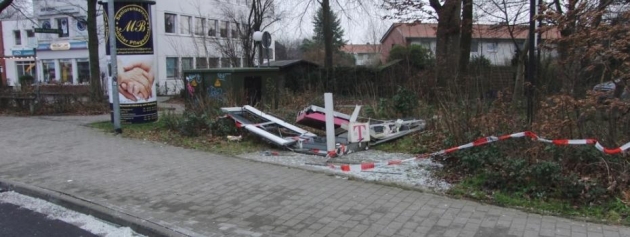 Silvester vor einem Jahr in Henstedt-Ulzburg: in die Luft gejagte  Telefonzelle an der Hamburger Straße
