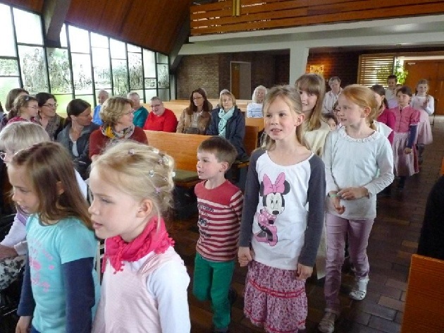 Einmarsch der kleinen Musical-Stars in die Kreuzkirche