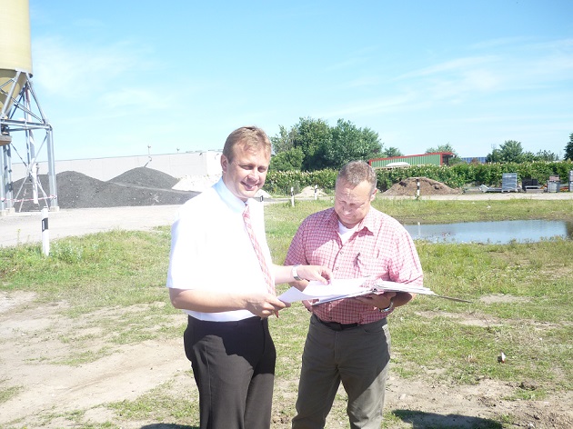 2011 präsentierte Arnim Steffens zusammen mit dem damaligen Bürgermeister Thormählen vor Pressevertretern Pläne des zu dem Zeitpunkt geplanten Bauhofs. Jetzt werden Mitarbeiter gebraucht, um das Gebäude zu verwalten