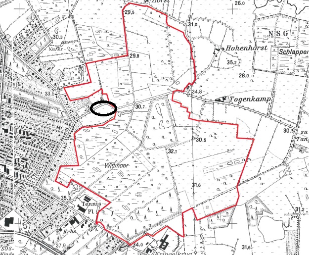 Rot umrandet – diese Fläche nördlich der Wilstedter Straße soll Naturschutzgebiet werden. Schwarzer Kreis: dort befindet sich eine alte Müllhalde