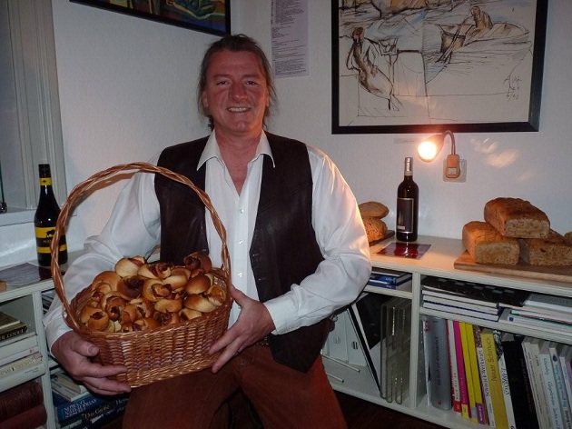 Rundum zufrieden: Bäcker Andreas Sommers mit seinen delikaten Spreckbrötchen