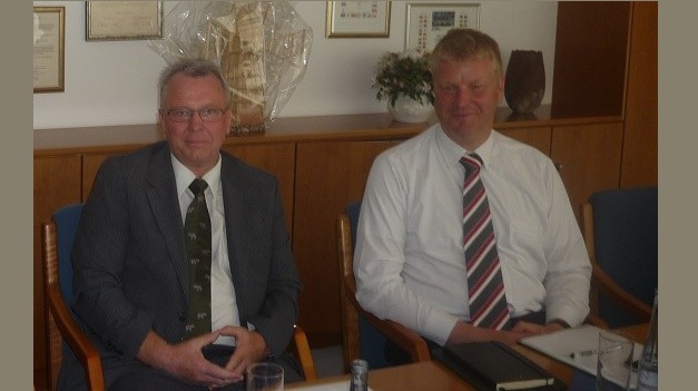  Wirtschaftsförder Christian Herzbach (links) neben Bürgermeister Stefan Bauer. (Archivbild)Jahren ist für Christian Herzbach (links) Schluss. 