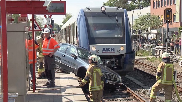 Der AKN-Lint schleifte den Mercedes nach der Kollision mit in den Bahnhof  Foto: TV Newskontor