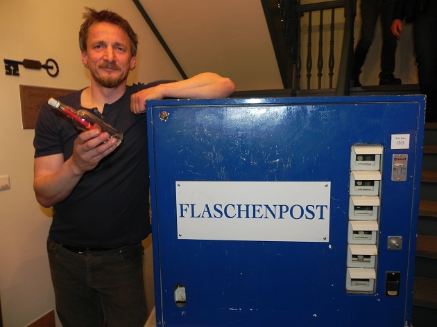 Autor Oliver Lück mit Flaschenpost-Automat