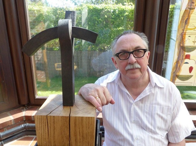 Michael Schöttler mit seiner emotionalsten Skulptur „Mein Bruder“