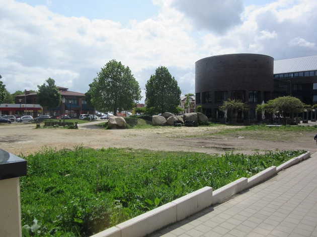 Brachfläche neben der CCU-Tiefgaragenzufahrt und der Rathaus-Rotunde