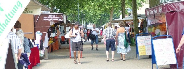 Ein Blick auf den sommerlichen Wochenmarkt am Herold-Center 