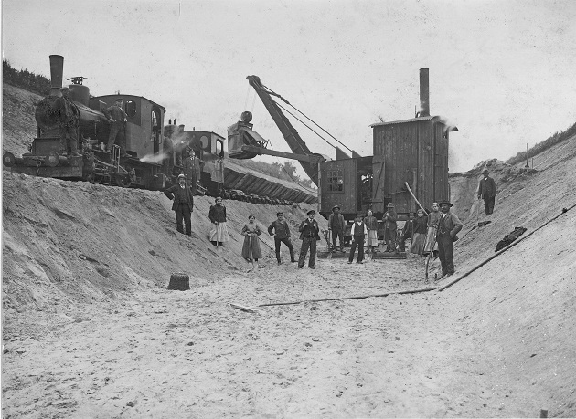 Trassierungsarbeiten zwischen Bad Bramstedt und Gayen um 1915/16. Am 1. August 1916 wurde anschließend nach rund anderthalbjähriger Bauzeit der Streckenabschnitt zwischen Neumünster Süd und Bad Bramstedt frei gegeben - Bestandteil der heutigen Linie A1 der AKN Eisenbahn AG, die damals noch Eisenbahn-Gesellschaft Altona-Kaltenkirchen-Neumünster hieß.