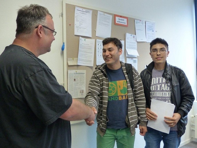 Reza Rezai (18) und Barat Amiri (27) aus Afghanistan mit Flüchlingskoordinator Wenzel Waschischek