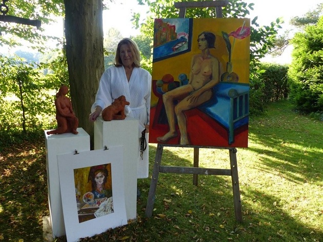 Die Malerin Rica Biemann inmitten ihres naturbelassenen Gartens und ihren Bildern