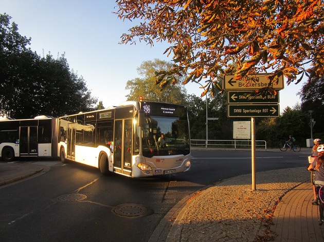 Ein Bus quält sich an der Kreuzung Kisdorfer/Bürgermeister Steenbock-Straße um die Kurve