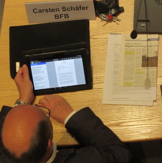 Die HU-Nachrichten sind Pflichtblatt im Rathaus. Hier sitzt BFB-Gemeindevertreter Carsten Schäfer vor der Januarausgabe, hat wichtige Informationen farblich markiert