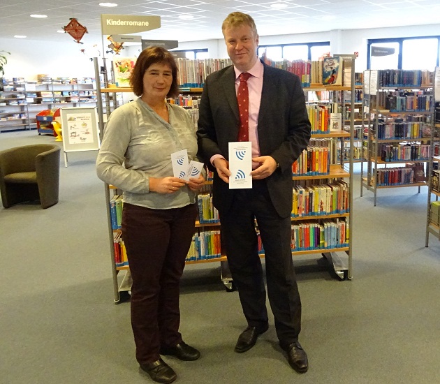 Leiterin der Gemeindebücherei und -mediothek Birgit Raguse, Bürgermeister Stefan Bauer