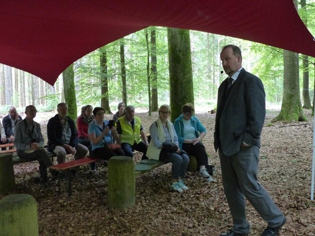 Richard Hovorka erklärt den Friedwaldbesuchern die aktuelle Bestattungskultur