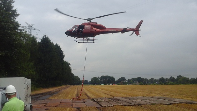 Ein Hubschreiber der Firma Sky Heli im Auftrag der Tennet am Forst Rantzau
