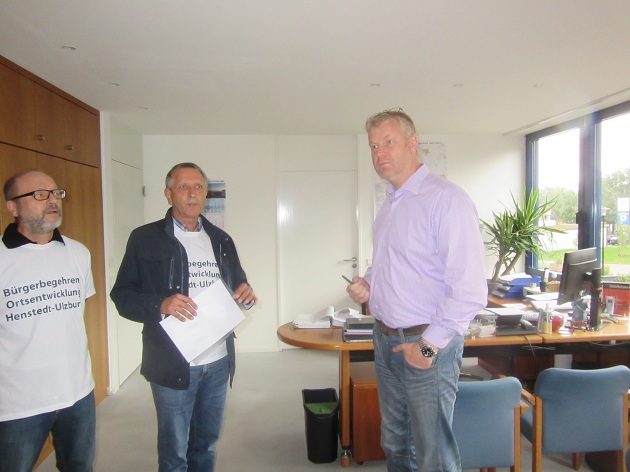 Ronald Finsterbusch und Benno Colmorgen mit Bürgermeister Stefan Bauer