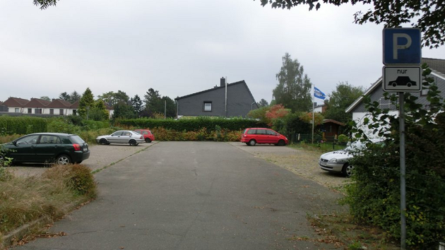 Viele freie Parkplätze auf dem öffentlichen Parkplatz in der Amselstraße