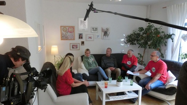 Filmaufnahmen des NDR im Wohnzimmer von SOKA-Mieterin Saskia Kühnel