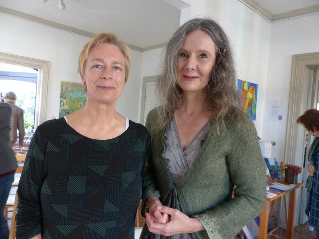 Autorinnen unter sich: Charlotte Richter-Peill (rechts) fachsimpelte mit Susanne Bienwald 