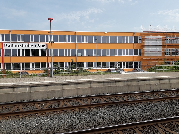 Die Privatschule befindet sich unmittelbar am AKN-Bahnhof Kaltenkirchen-Süd