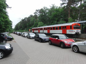 Mit Ach und Krach findet sich zurzeit am Bahnhof Meeschensee Platz für etwa 40 Autos