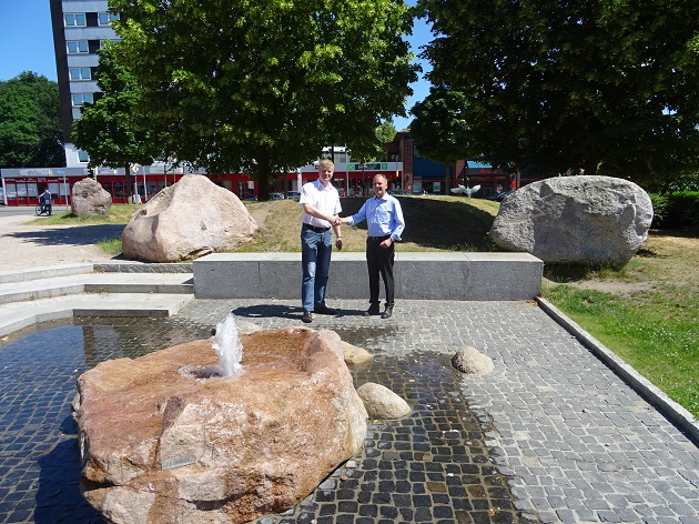 Bürgermeister Stefan Bauer und Peter Skrabs bei der Übergabe des Europagartens