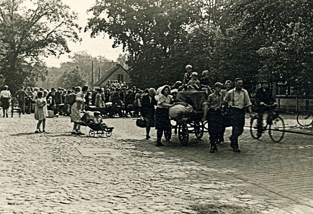 Bombenflüchtlinge auf Langenhorner Chaussee 1943, Foto: Stadtarchiv Norderstedt)