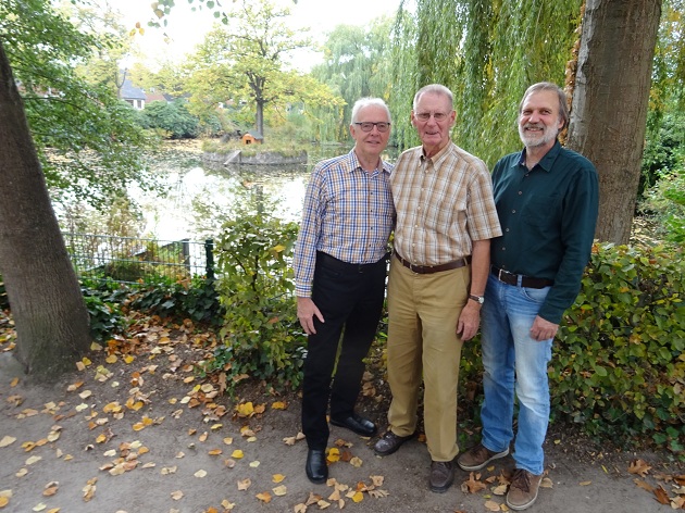 nitiatoren der Ausstellung „Rund um den Wöddel – gestern und heute“. Auf dem Bild sind zu sehen: Johann Ahrens, Johann Schümann und Volkmar Zelck (von links).