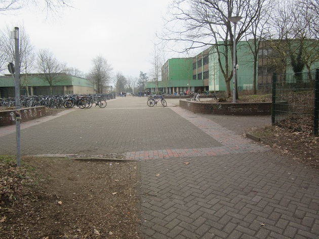 Wanderweg-Knotenpunkt zwischen Gymnasium und Jugendzentrum 'Tonne'