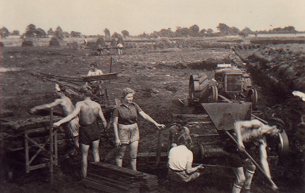 Das Bild zeigt jüdische Jugendliche beim Torfabbau im Harksheider Zwickmoor um 1936 (Quelle: Sammlung Bußenius).