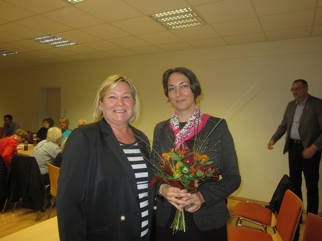Blumen für Ulrike Schmidt (rechts) von Parteichefin Martina Kunzendorf