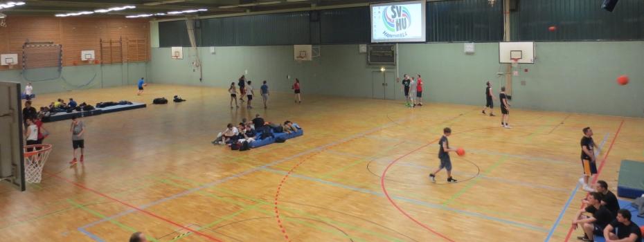 12 Teams beim Mitternachts-Basketball – Bürgermeister Bauer verletzt sich am Knie