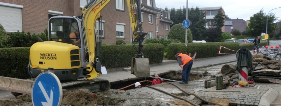 Hamburger Straße unterspült..Wasserrohrbruch… Straße bleibt heute voll gesperrt