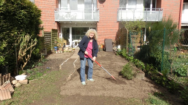 Monika Jörgensen bereitet ihren Garten für neue Pflanzen vor