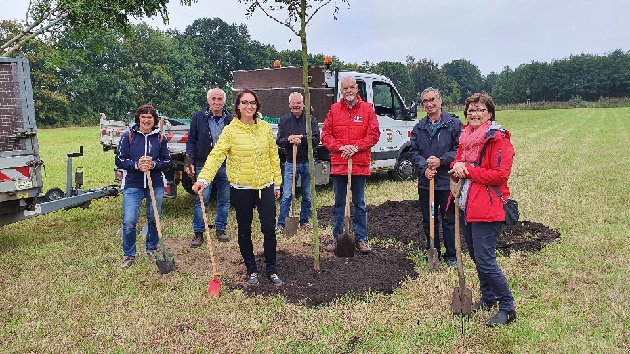Am Tag der deutschen Einheit pflanzten Bürgervorsteher Henry Danielski und Bürgermeisterin Ulrike Schmidt gemeinsam mit Vertreterinnen und Vertretern aller Fraktionen Bäume zum 50-jährigen Gemeindejubiläum.