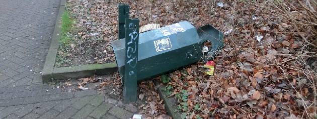 Vandalismusopfer - Mülleimer auf dem Ulzburger Wanderweg Höhe EDEKA - Archivbild