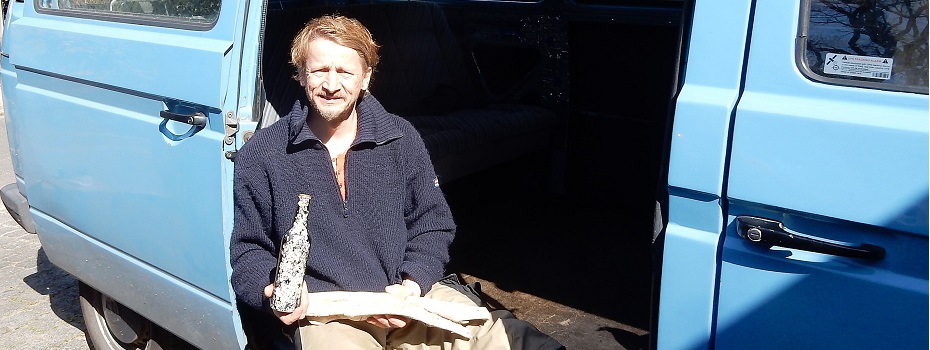 Vor dem Umzug nach Sievershütten präsentiert Olli Lück noch schnell sein neues Buch: der Strandsammler